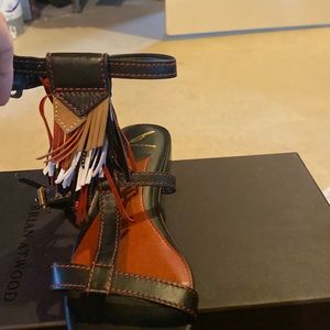 Sandler that wrap around your ankle